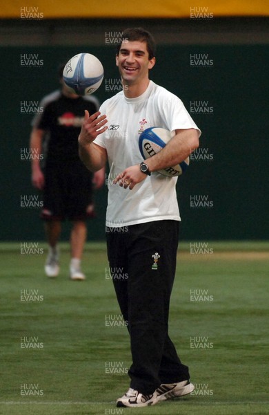 090206 - Wales Sevens - Gareth Baber directs a training session 