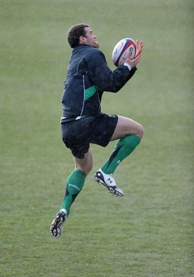 01.02.10 - Wales Rugby Training - Jamie Roberts takes high ball during training. 