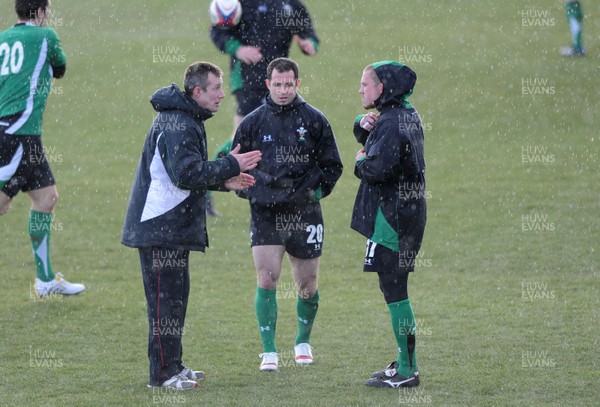 01.02.10 - Wales Rugby Training - Wales backs coach Rob Howley talks to Gareth Cooper and Richie Rees. 