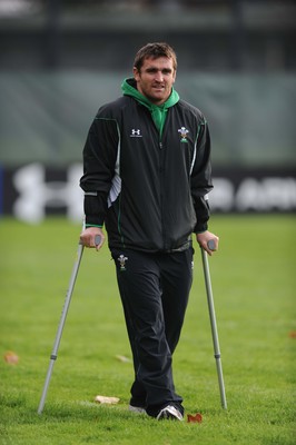 03.11.08 ... Wales Rugby Training session, Sophia Gardens, Cardiff -  Wales and Ospreys player Huw Bennett arrives at training after picking up injury in yesterdays match against London Irish 