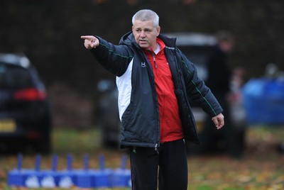 03.11.08 ... Wales Rugby Training session, Sophia Gardens, Cardiff -  Coach Warren Gatland issues instructions during training session 