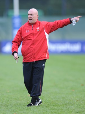 03.11.08 - Wales Rugby Training - Wales defence coach, Shaun Edwards makes a point during training 
