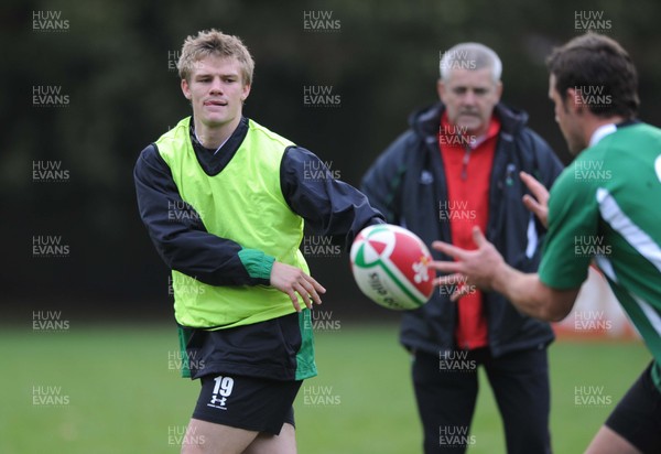 03.11.08 ... Wales Rugby Training session, Sophia Gardens, Cardiff -  Dwayne Peel passes the ball under the watchful eye of Warren Gatland 