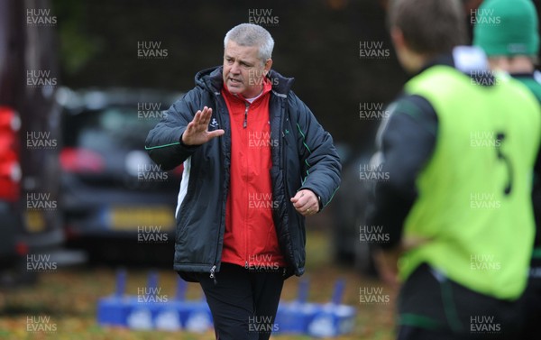 03.11.08 ... Wales Rugby Training session, Sophia Gardens, Cardiff -  Coach Warren Gatland issues instructions during training session 
