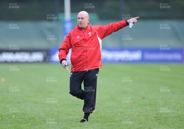 03.11.08 - Wales Rugby Training - Wales defence coach, Shaun Edwards makes a point during training 