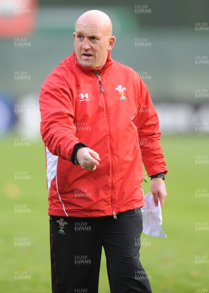 03.11.08 - Wales Rugby Training - Wales defence coach, Shaun Edwards makes a point during training 
