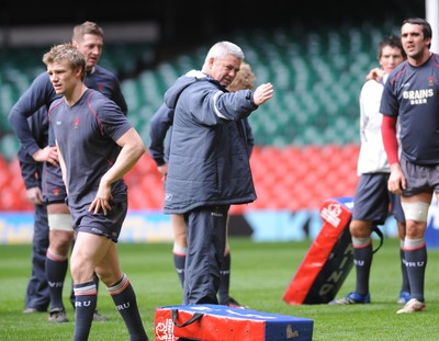 05.03.08 - Wales Rugby  Warren Gatland at a training session ahead of his sides' clash against Ireland 