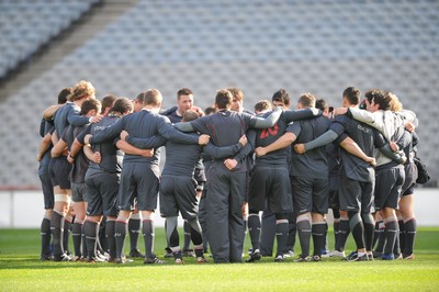 07.03.08 - Wales Rugby Training - Welsh players gather for a huddle at Croke Park 
