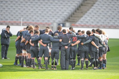 07.03.08 - Wales Rugby Training - Welsh players gather for a huddle at Croke Park 
