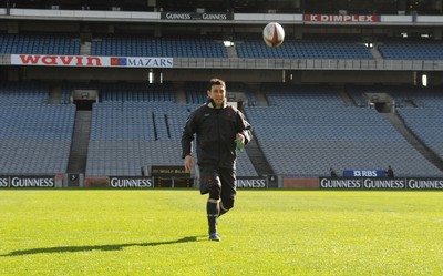 07.03.08 - Wales Rugby Training - Stephen Jones in action during training 