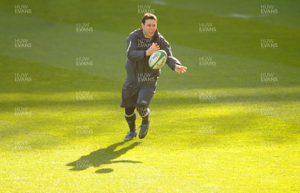 07.03.08 - Wales Rugby Training - Stephen Jones in action during training 