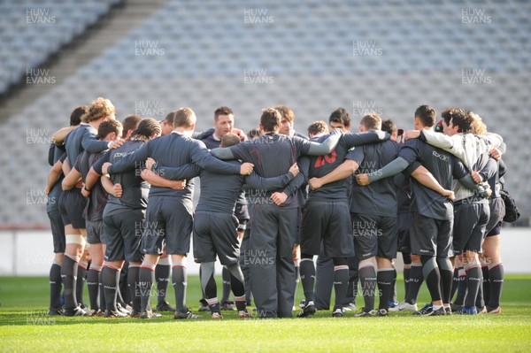 07.03.08 - Wales Rugby Training - Welsh players gather for a huddle at Croke Park 