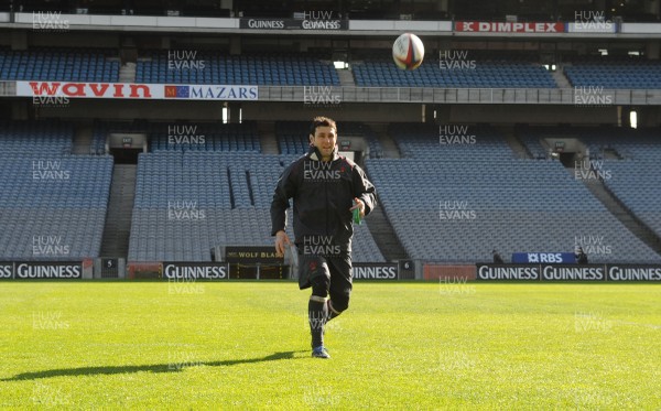 07.03.08 - Wales Rugby Training - Stephen Jones in action during training 