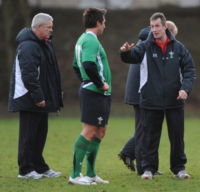 09.03.09 - Wales Rugby Training - Gavin Henson talks to head coach Warren Gatland(L) and backs coach Rob Howley(R) during training. 