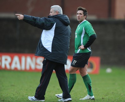 09.03.09 - Wales Rugby Training - Gavin Henson talks to head coach Warren Gatland(L) during training. 