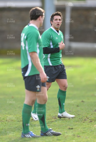 09.03.09 - Wales Rugby Training - Gavin Henson talks to Jamie Roberts(L) during training. 