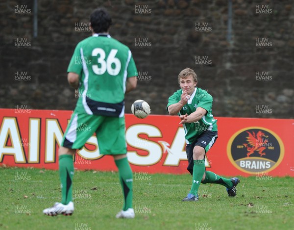 09.03.09 - Wales Rugby Training - Warren Fury passes to Mike Phillips(L) during training. 
