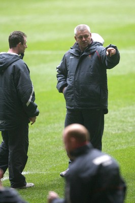 14.02.08 - Wales Rugby Training - Wales Coach, Warren Gatland with Backs coach, Rob Howley(L) during training 