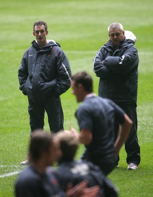14.02.08 - Wales Rugby Training - Wales Coach, Warren Gatland with Backs coach, Rob Howley(L) during training 