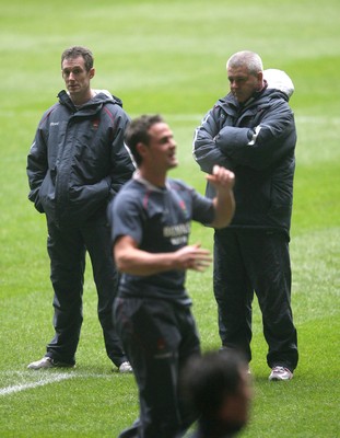 14.02.08 - Wales Rugby Training - Wales Coach, Warren Gatland with Backs coach, Rob Howley(L) during training 