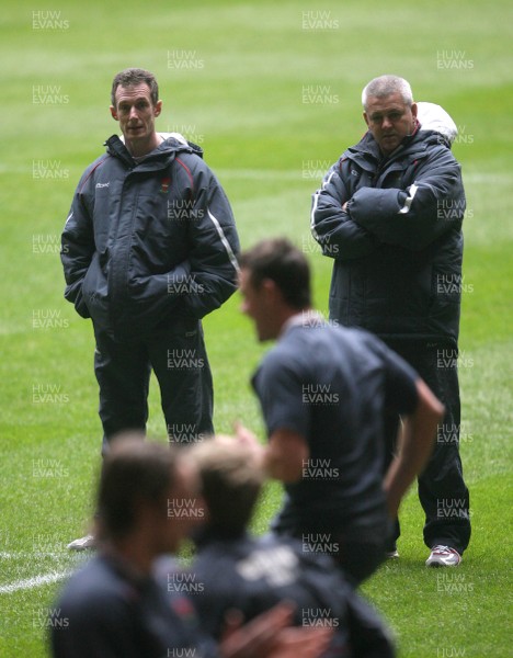14.02.08 - Wales Rugby Training - Wales Coach, Warren Gatland with Backs coach, Rob Howley(L) during training 