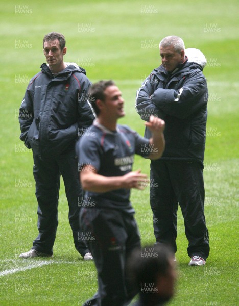 14.02.08 - Wales Rugby Training - Wales Coach, Warren Gatland with Backs coach, Rob Howley(L) during training 