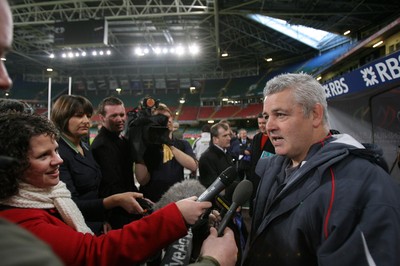 14.03.08 Wales rugby training... Warren Gatland speaks to the media at the Millennium Stadium. Pics by Huw Evans, Cardiff