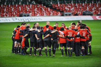 14.03.08 Wales rugby training... Team huddle during training at the Millennium Stadium. Pics by Huw Evans, Cardiff