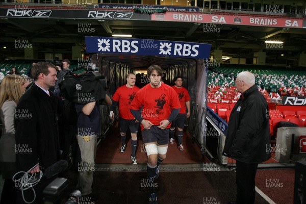 14.03.08 Wales rugby training... Ryan Jones leads the team out at the Millennium Stadium. Pics by Huw Evans, Cardiff