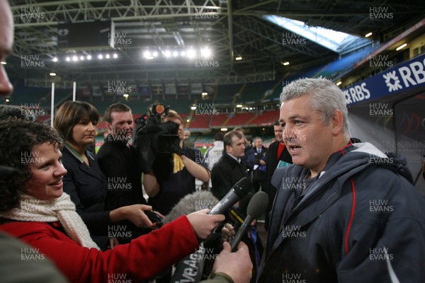 14.03.08 Wales rugby training... Warren Gatland speaks to the media at the Millennium Stadium. Pics by Huw Evans, Cardiff