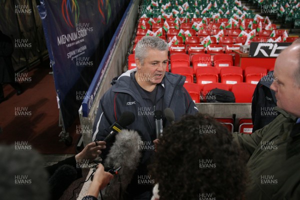 14.03.08 Wales rugby training... Warren Gatland speaks to the media at the Millennium Stadium. Pics by Huw Evans, Cardiff