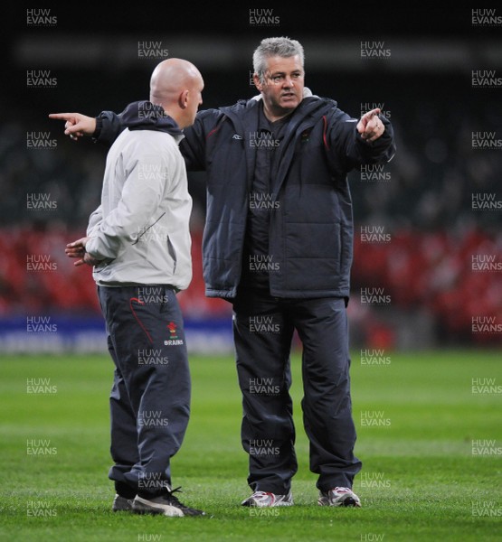 14.03.08 Wales rugby training... Warren Gatland and Shaun Edwards orchestrate training at the Millennium Stadium. Pics by Huw Evans, Cardiff