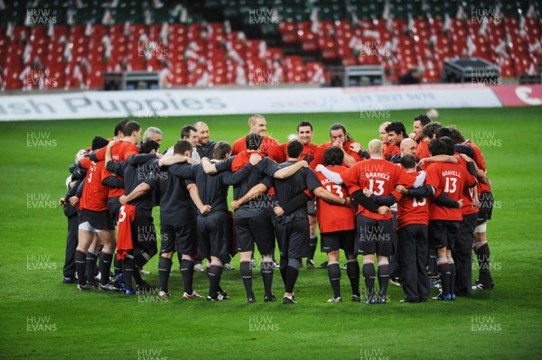 14.03.08 Wales rugby training... Team huddle during training at the Millennium Stadium. Pics by Huw Evans, Cardiff