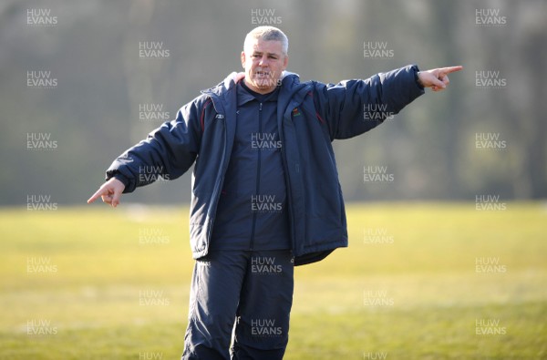 19.02.08  - Wales Rugby Training - Wales Coach, Warren Gatland makes a point during training 