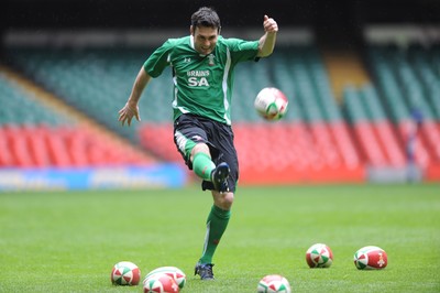 19.03.10 - Wales Rugby Training - Stephen Jones during training. 