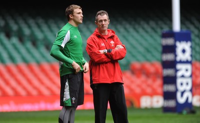 19.03.10 - Wales Rugby Training - Tom Prydie talks to backs coach Rob Howley during training. 