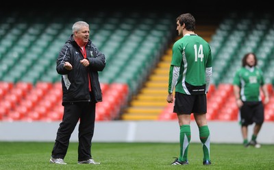 19.03.10 - Wales Rugby Training - Head Coach Warren Gatland talks to Sam Warburton during training. 