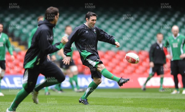 19.03.10 - Wales Rugby Training - Stephen Jones during training. 
