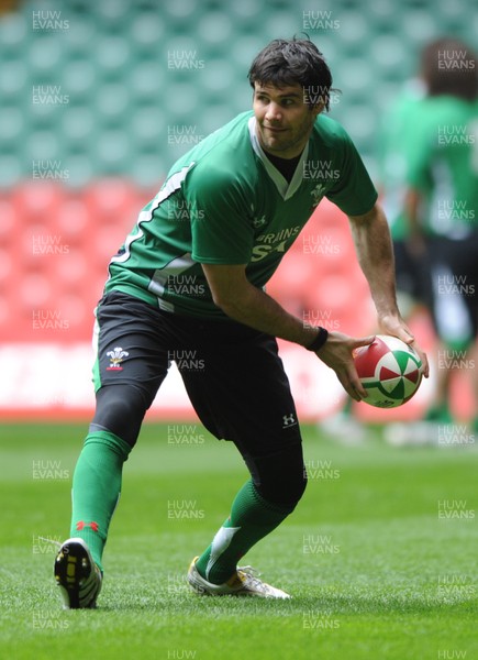 19.03.10 - Wales Rugby Training - Mike Phillips gets the ball away during training. 