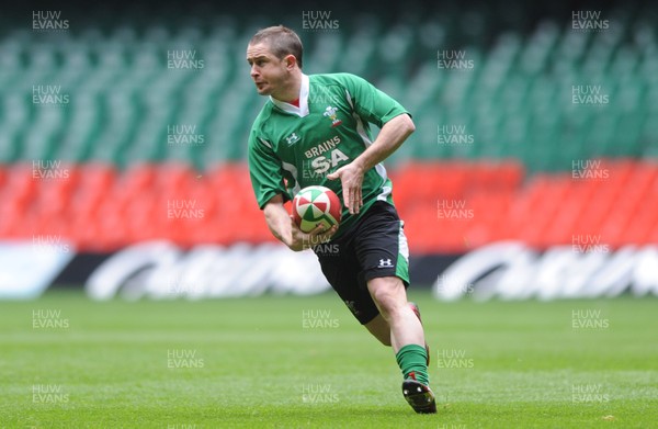 19.03.10 - Wales Rugby Training - Shane Williams during training. 