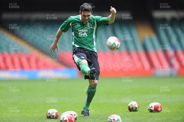 19.03.10 - Wales Rugby Training - Stephen Jones during training. 