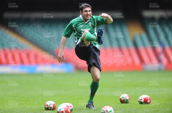 19.03.10 - Wales Rugby Training - Stephen Jones during training. 