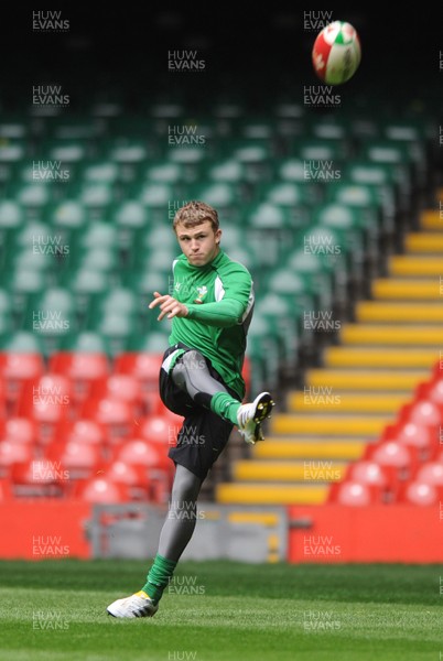19.03.10 - Wales Rugby Training - Tom Prydie during training. 