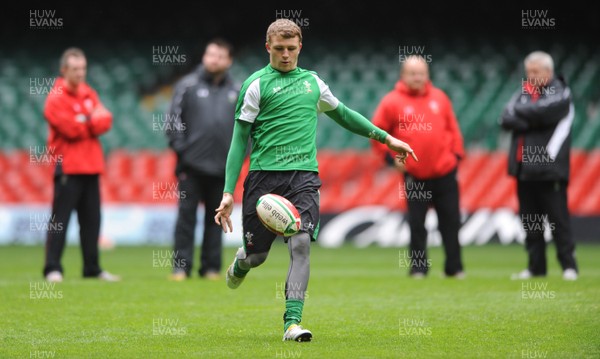 19.03.10 - Wales Rugby Training - Tom Prydie during training. 