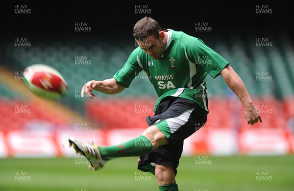 19.03.10 - Wales Rugby Training - Lee Byrne during training. 