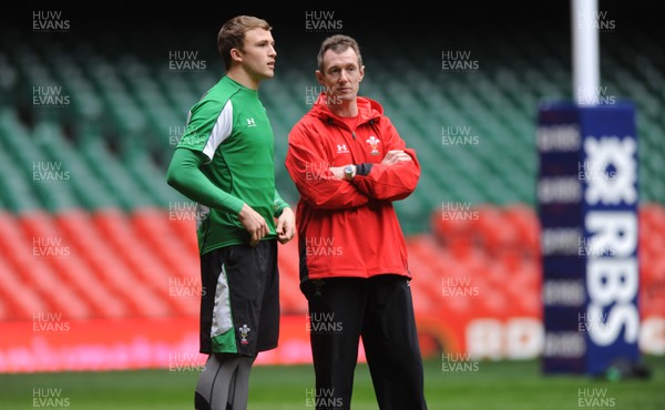 19.03.10 - Wales Rugby Training - Tom Prydie talks to backs coach Rob Howley during training. 