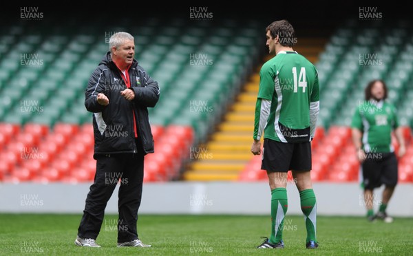 19.03.10 - Wales Rugby Training - Head Coach Warren Gatland talks to Sam Warburton during training. 