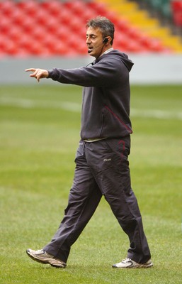 22.11.07 - Wales Rugby Training - Wales Caretaker coach, Nigel Davies during training 