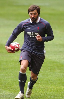 22.11.07 - Wales Rugby Training - Gavin Henson in action during training 