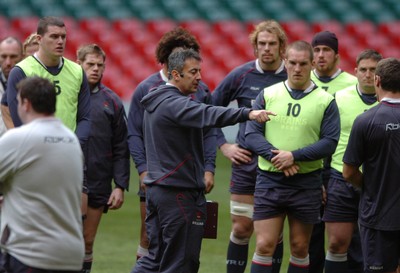 22.11.07 - Wales Rugby Training - Wales Caretaker coach, Nigel Davies during training 
